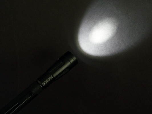 tipo piano materiale della lente della torcia elettrica della penna del LED inciso 2aaa del corpo della lega di alluminio