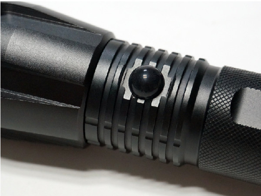 La torcia elettrica principale colore nero, legittima difesa ha condotto il design industriale della torcia elettrica