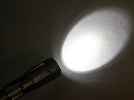 Autodifesa tattica 6400K LED della torcia elettrica ricaricabile di 18650 batterie