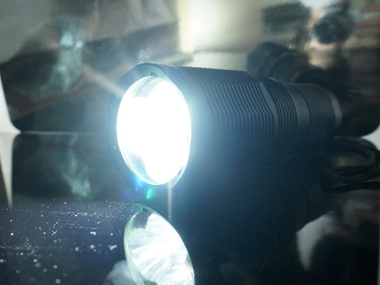 Torcia elettrica ricaricabile IP67 dell'alto lume LED impermeabile per sicurezza
