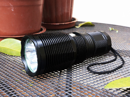 Una torcia elettrica all'aperto IPX7 da 3000 lumi LED impermeabilizza 6400K con la cinghia della mano