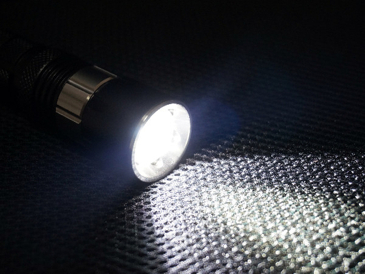 Tipo piano resistenza all'urto della lente della torcia elettrica del pompiere LED di alta luminosità di 1m