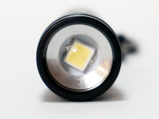 Torcia elettrica calda di bianco LED Keychain del mini zoom con 1 * batteria a secco del AAA
