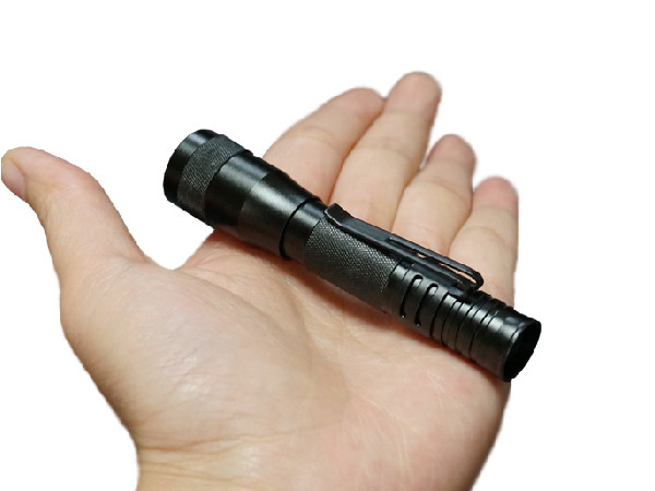 Distanza impermeabile del fascio di alta luminosità 46m di colore della torcia elettrica nera del Aaa Keychain
